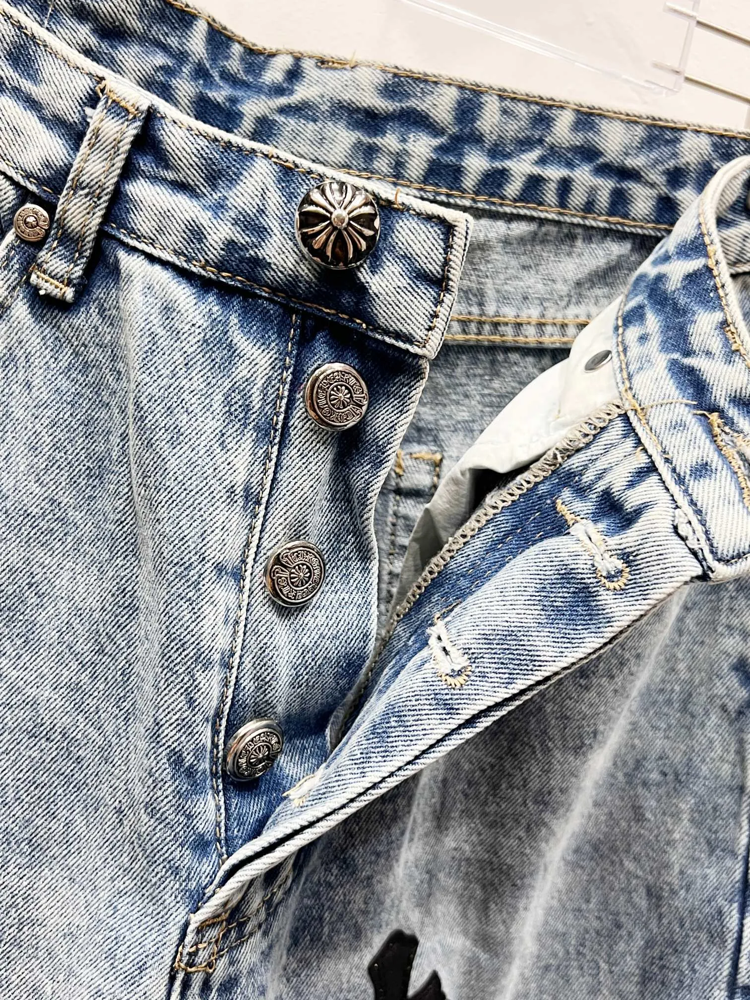 P290 Style No.: (c062) GALLERY DEPT. & Vintage multi-leather spliced cross loose washed flared jeans - truly restore the ultimate texture of Vintage - original hardware accessories washed and other elevators, QR code analysis are all purchased from the original factory, high degree of restoration, you are welcome to compare with a certain product~ - Three-dimensional version Loose and comfortable, not picky about the body shape, taller and slimmer, factory Seiko, original factory quality control, same style for men and women, can be matched with couples, versatile recommendation, must-have jeans for all seasons Size: 28-30-32-34-36 Color: blue